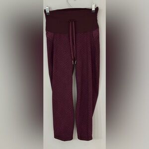 🌟Like New🌟 Lululemon: Women’s Patterned Cropped Pants (waist approx 12.25in)